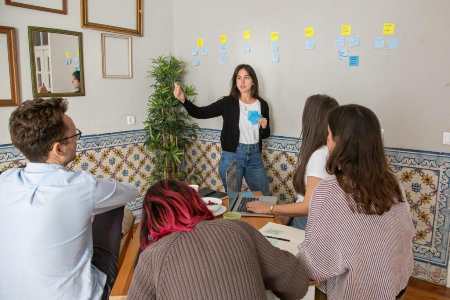 Grupo de estudiantes trabajando colaborativamente en proyectos de presupuestos